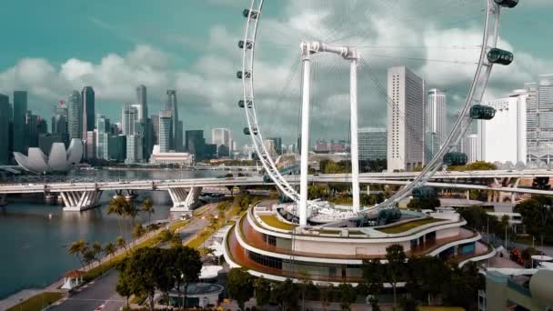 ŞARKI - 2 Ocak 2020 Singapur feribot tekerindeki havadan siluet. İHA 'dan gökdelenler görünümü — Stok video