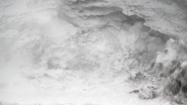 Géiser de barro con chorros de agua en el Parque Nacional Yellowstone, Wyoming, Estados Unidos — Vídeo de stock