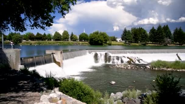 Айдахо-Фолс, Айдахо. Речные и городские водопады в прекрасный летний день — стоковое видео