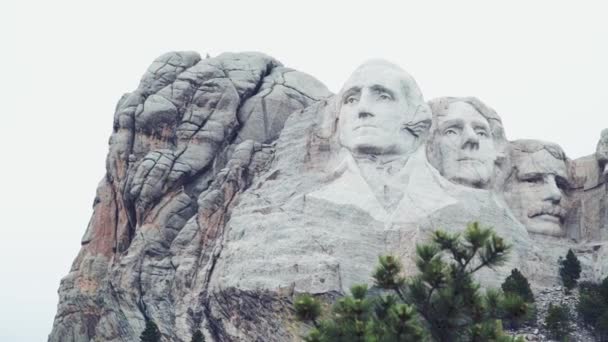 Mt. Rushmore National Memorial est situé dans le sud-ouest du Dakota du Sud, aux États-Unis. Vue panoramique — Video