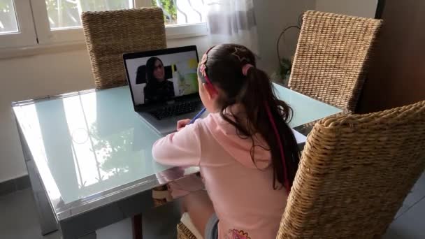 Concepto de aprendizaje a distancia. Colegiala siguiendo el curso en el portátil con el profesor explicando la lección — Vídeos de Stock