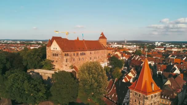 Vista aérea del castillo de Nuremberg al atardecer, Alemania — Vídeo de stock