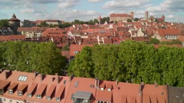 Nuremberg 'in güzel hava manzarası Orta Çağ şehri yaz mevsiminde yükselişte, Almanya