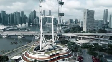 ŞARKI - 2 Ocak 2020 Singapur feribot tekerindeki havadan siluet. İHA 'dan gökdelenler görünümü