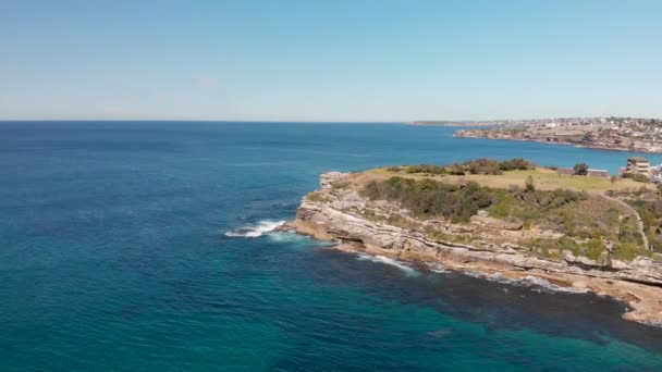 オーストラリア、ボンダイビーチの海岸線のパノラマの空中ビュー — ストック動画