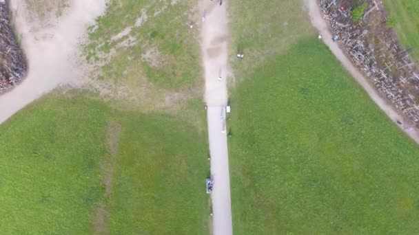 Hill of Crosses, Siauliai. Visão aérea aérea aérea na temporada de verão — Vídeo de Stock