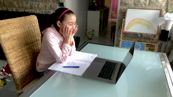 Σχέδιο εξ αποστάσεως εκπαίδευσης. Μαθήτρια που παρακολουθεί μαθήματα στο laptop με δάσκαλο που εξηγεί το μάθημα — Αρχείο Βίντεο