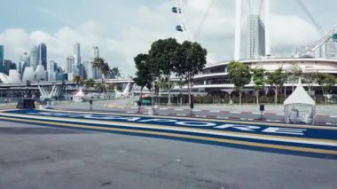 ŞARKI - 2 Ocak 2020 Singapur feribot tekerindeki havadan siluet. İHA 'dan gökdelenler görünümü