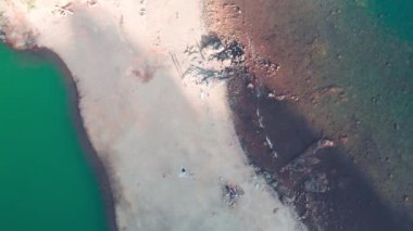 İtalya 'nın Elba Adası' ndaki Terranera Sahili 'nin yukarıdan görünüşü. Yavaş çekim