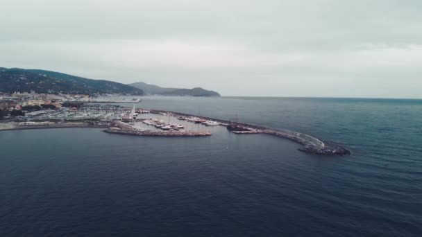 Vista aérea de Chiavari, Liguria, Italia. Paisaje de la ciudad desde el dron al atardecer. Movimiento lento — Vídeos de Stock