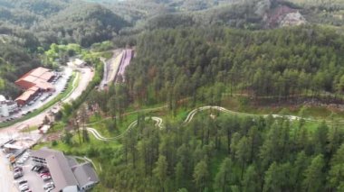 Günbatımının panoramik görüntüsü Keystone ve Güney Dakota kırsalları Rushmore Dağı yakınlarında.