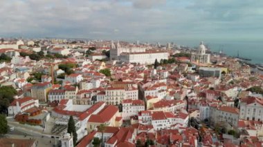 Lizbon 'un güneşli bir günde gökyüzü manzarası, Portekiz