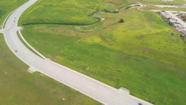 Panoramisch uitzicht vanuit de lucht op het mooie stadje en de omgeving met weilanden — Stockvideo