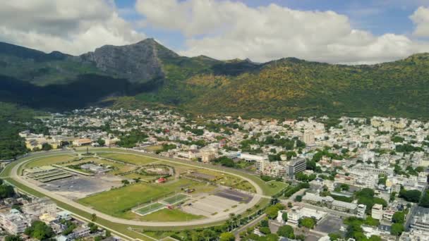 Panoramiczny widok z lotu ptaka na Port Louis z twierdzy miejskiej na Mauritiusie — Wideo stockowe