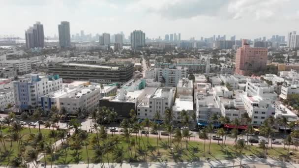 Panoramiczny widok z lotu ptaka na panoramę Miami Beach wzdłuż Ocean Drive na Florydzie — Wideo stockowe