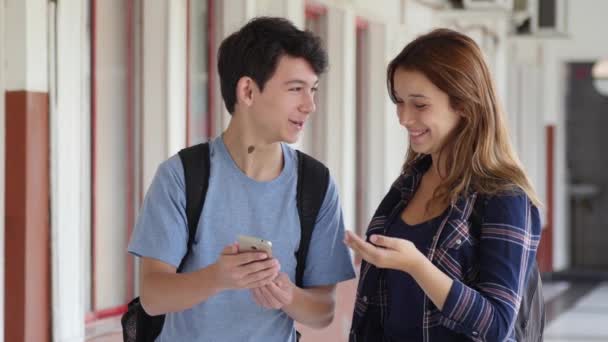 Kaukasisches Paar im Gespräch in der Schule. Zeitlupe — Stockvideo