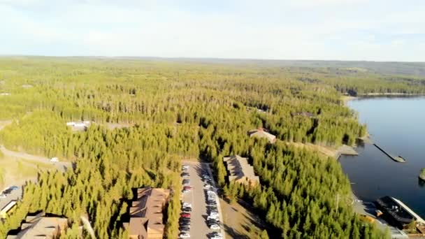 Panoramiczny widok z lotu ptaka na jezioro Yellowstone z lasem i parkingiem w piękny letni poranek — Wideo stockowe