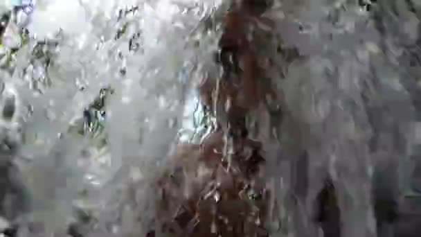 森の中の強力な滝の下の男ゆっくりとした動き — ストック動画