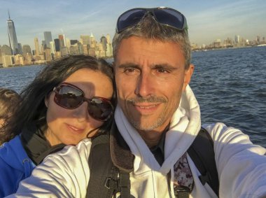 Mutlu çift feribotla Manhattan 'ı geziyor..