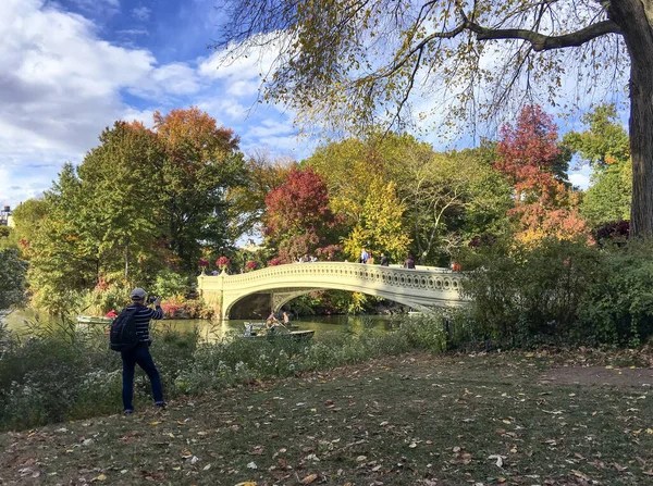 在纽约市秋天的中央公园 游客们享受着弓桥的美景 — 图库照片