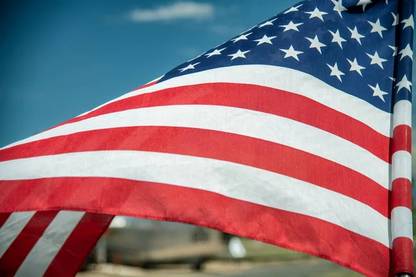 Zwaaiende Amerikaanse Vlag Tegen Een Blauwe Lucht — Stockfoto