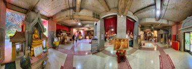 BANGKOK, THAILAND - 15 Aralık 2019: Turistler Wat Samphran 'ı ziyaret etti. Amphoe Sam Phran 'da bir Budist tapınağı. Panoramik görünüm.