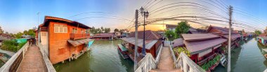 BANGKOK, THAILAND - 15 Aralık 2019: Turistler ünlü Amphawa Yüzen Pazarı 'nı ziyaret ediyorlar. Panoramik görünüm.