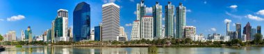 Bangkok şehrinin silueti ünlü Benjakitti Parkı 'ndan güzel bir günde. Panoramik görünüm.