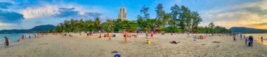 PHUKET, THAILAND - 17 Aralık 2019: güzel güneşli bir günde turistlerle birlikte Patong Plajı. Panoramik görünüm.