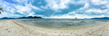 Tayland 'ın Phuket bölgesinde Laem' in Sahili vardı. Panoramik görünüm.