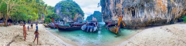 PHUKET, THAILAND - 18 ARALIK 2019: Turistler güzel Hong Adası Gölünün tadını çıkarıyorlar. Panoramik görünüm.