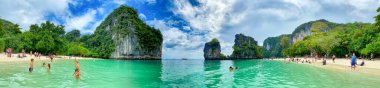 PHUKET, THAILAND - 18 ARALIK 2019: Turistler güzel Hong Adası Gölünün tadını çıkarıyorlar. Panoramik görünüm.
