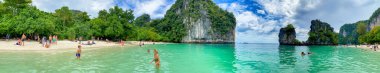 PHUKET, THAILAND - 18 ARALIK 2019: Turistler güzel Hong Adası Gölünün tadını çıkarıyorlar. Panoramik görünüm.