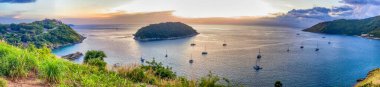 Gün batımında Windmill 'den Phuket sahil şeridine inanılmaz bir hava manzarası. Panoramik görünüm.