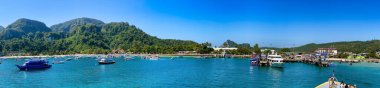 PHI PHI Don, THAILAND - 23 Aralık 2019: güzel bir sabahta tekneli Tonsai Rıhtımı. Panoramik görünüm.