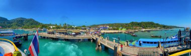 PHI PHI Don, THAILAND - 23 Aralık 2019: güzel bir sabahta tekneli Tonsai Rıhtımı. Panoramik görünüm.