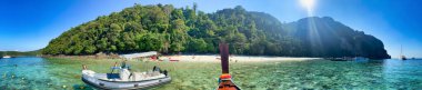 PHI PHI Don, THAILAND 23 Aralık 2019: güneşli bir öğleden sonra Maymun Sahili. Panoramik görünüm.