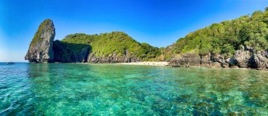 Gün batımında Koh Phi Phi Don 'daki Nui Plajı, Tayland. Panoramik görünüm.