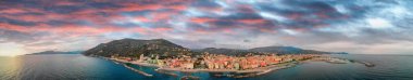 İtalya 'da gün batımında Chiavari' nin panoramik hava manzarası.