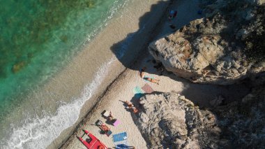 Sahildeki güzel kayalar, Elba Adası manzarası, İtalya.