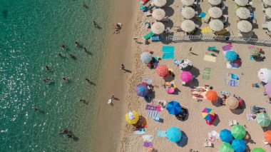 İtalya 'nın yaz mevsiminde Cavoli Sahili, Elba Adası' nın havadan inanılmaz manzarası..