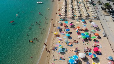 İtalya 'nın yaz mevsiminde Cavoli Sahili, Elba Adası' nın havadan inanılmaz manzarası..