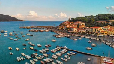 Marina Di Campo, Elba Adası. İtalya 'nın güzel hava manzarası.