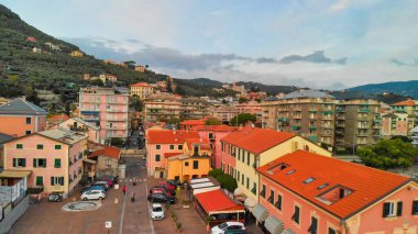 Chiavari, Liguria, İtalya 'nın havadan görünüşü. Gün batımında İHA 'dan şehir manzarası.