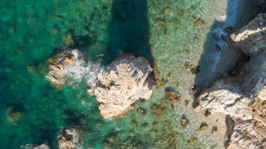 Sahildeki güzel kayalar, Elba Adası manzarası, İtalya.