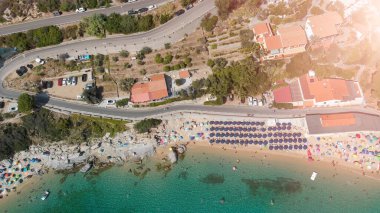 Cavoli Sahili 'ne giden güzel bir yol, İtalya' nın Elba Adası 'nın havadan manzarası.