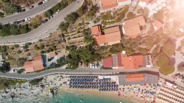 Yaz mevsiminde güzel plaj şemsiyeleri manzarası, Cavoli Sahili, Elba Adası - İtalya.