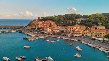 Marina Di Campo, Elba Adası. İtalya 'nın güzel hava manzarası.