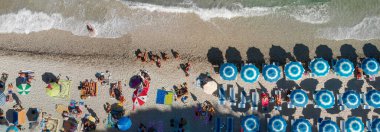 ELBA ADASI, İtalya - Eylül 2019 Yaz mevsiminde Sansone Sahili 'nin panoramik manzarası.