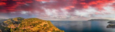 Elba Adası, gün batımında, İtalya. Güzel kıyı şeridi ve tepeler manzaralı.